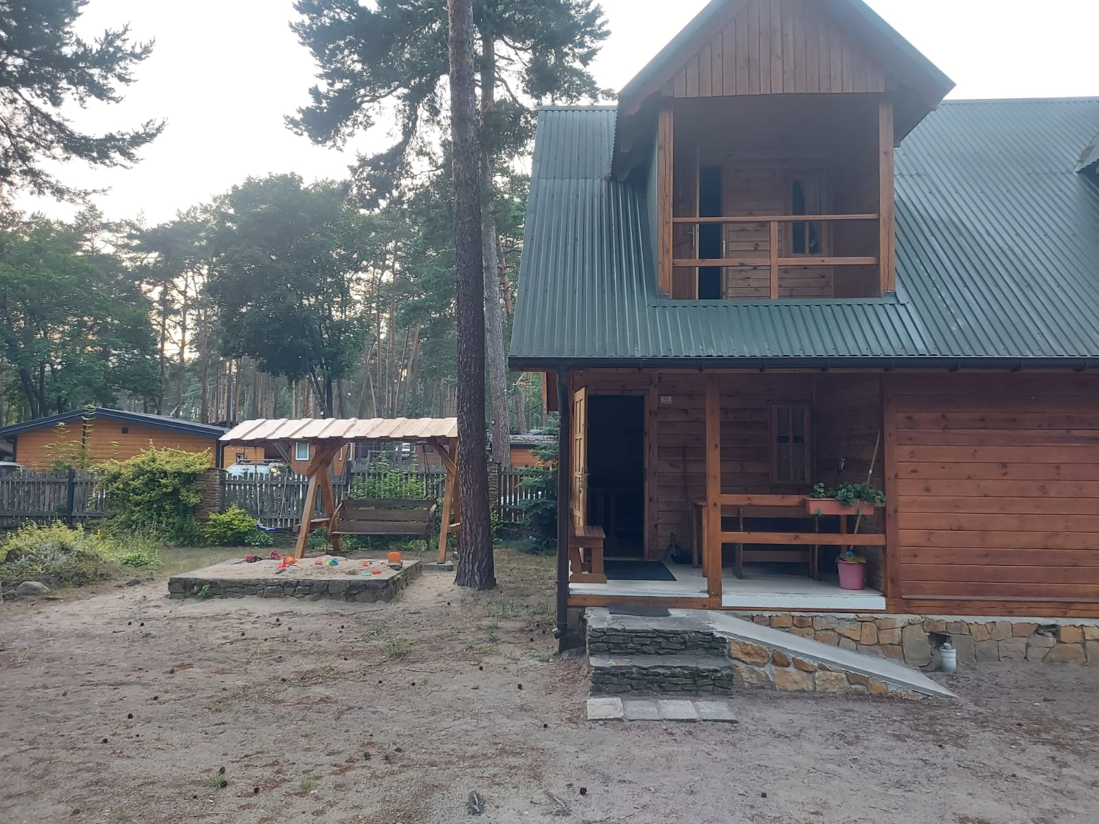 Domek 6-osobowy w Sielpi - widok z zewnątrz, taras i ogródek